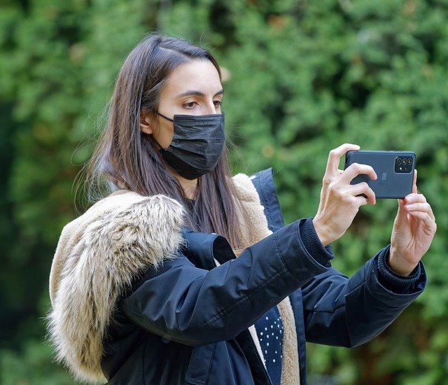 Free download woman face mask covid 19 smartphone free picture to be edited with GIMP free online image editor