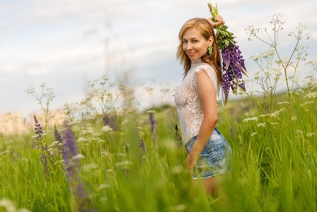 Téléchargement gratuit d'une image gratuite de femme champ fleurs été à modifier avec l'éditeur d'images en ligne gratuit GIMP