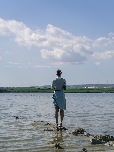 دانلود رایگان لباس زن دریاچه ایستاده عکس رایگان برای ویرایش با ویرایشگر تصویر آنلاین رایگان GIMP