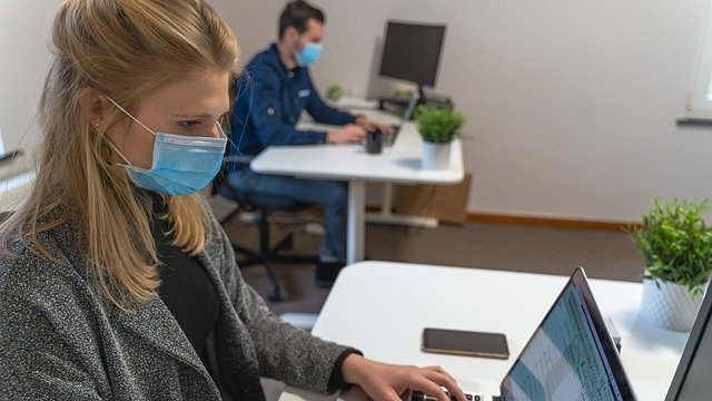 הורדה חינם אישה גבר מסכת מחשב נייד שולחן עבודה תמונה בחינם לעריכה עם עורך תמונות מקוון בחינם של GIMP