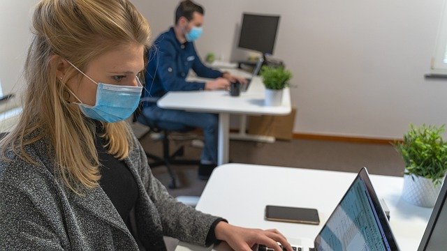 Kostenloser Download Frau Mann Laptop Maske Schreibtisch Arbeit kostenloses Bild zur Bearbeitung mit dem kostenlosen Online-Bildeditor GIMP