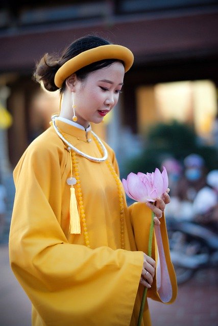 Bezpłatne pobieranie kobiecego modelu wietnamskiego kostiumu za darmo do edycji za pomocą bezpłatnego internetowego edytora obrazów GIMP