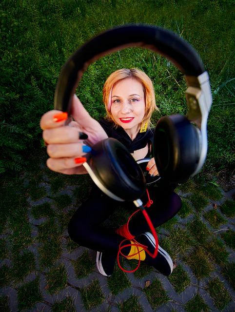 Téléchargement gratuit femme casque de musique musique cd image gratuite à éditer avec l'éditeur d'images en ligne gratuit GIMP