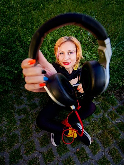 Kostenloser Download von Frauenmusik-Kopfhörern, Musik-CD, kostenloses Bild zur Bearbeitung mit dem kostenlosen Online-Bildeditor GIMP