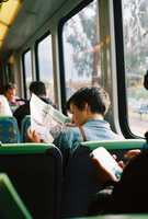 バスで読書をしている女性を無料でダウンロードして、GIMPオンラインイメージエディターで編集する無料の写真または画像をダウンロードしてください