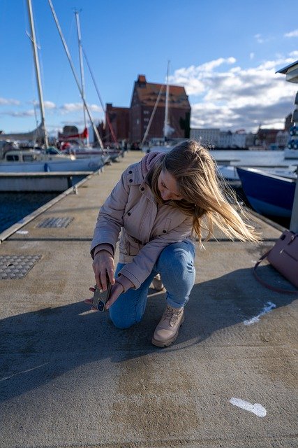 Descargue gratis la imagen gratuita de Woman Promenade Pier Riverbank para editar con el editor de imágenes en línea gratuito GIMP