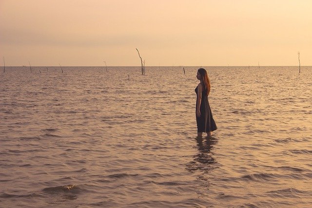Bezpłatne pobieranie zdjęcia kobiety samotnie na morzu, stojącej w wodzie, do edycji za pomocą bezpłatnego edytora obrazów online GIMP