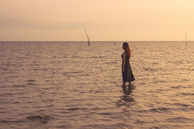 Descarga gratuita de una imagen de mujer sola en el mar con agua estancada para editar con el editor de imágenes en línea gratuito GIMP