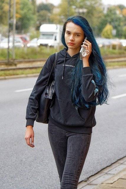 Kostenloser Download von Frauen, die auf der Straße spazieren gehen, kostenloses Bild, das mit dem kostenlosen Online-Bildeditor GIMP bearbeitet werden kann