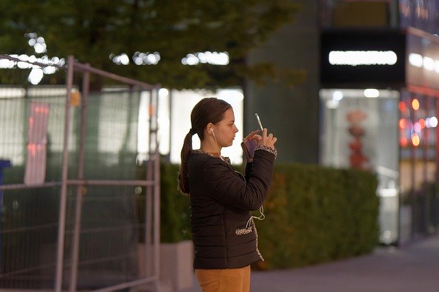 Darmowe pobieranie kobieta miejskie miasto dziewczyna na zewnątrz darmowe zdjęcie do edycji za pomocą bezpłatnego internetowego edytora obrazów GIMP