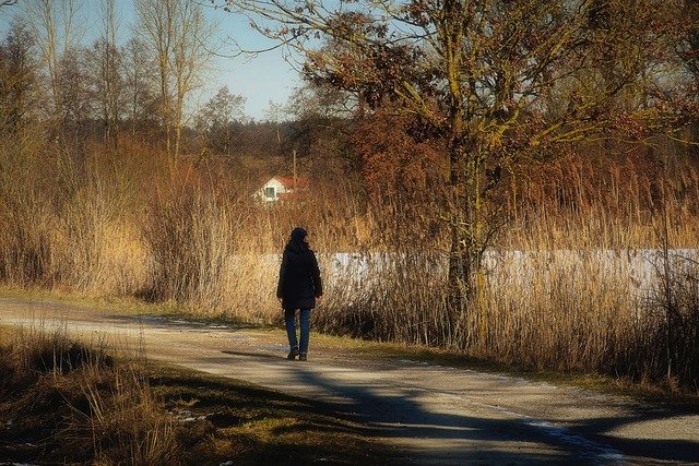 הורדה בחינם של Woman Walk Winter תבנית תמונה בחינם לעריכה עם עורך התמונות המקוון GIMP