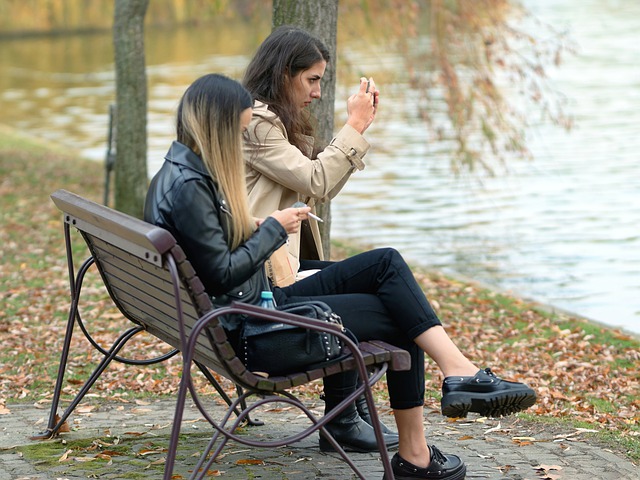 免费下载女性公园长椅湖公园秋季免费图片以使用 GIMP 免费在线图像编辑器进行编辑