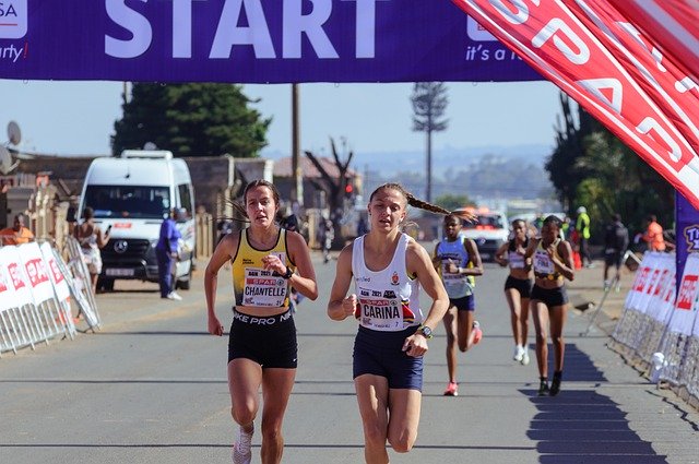 Bezpłatne pobieranie kobiet biegających sportowcy Darmowe zdjęcie do edycji za pomocą bezpłatnego internetowego edytora obrazów GIMP