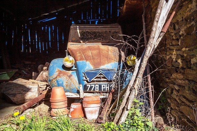 Bezpłatne pobieranie drewnianego starego samochodu stodoły wygasło darmowe zdjęcie do edycji za pomocą bezpłatnego internetowego edytora obrazów GIMP