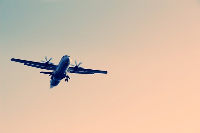 Scarica gratuitamente Airplane Flight Blue: foto o immagine gratuita da modificare con l'editor di immagini online GIMP
