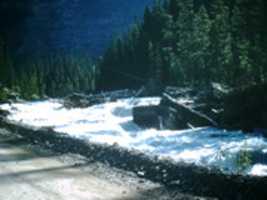 Безкоштовно завантажте Yoho River безкоштовну фотографію або картинку для редагування за допомогою онлайн-редактора зображень GIMP