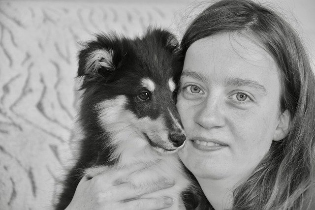 GIMPで編集できる若い女性ルーと彼の犬のペットの無料画像を無料でダウンロード無料オンライン画像エディター