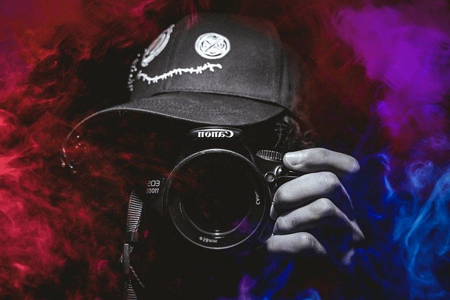 GIMP സൗജന്യ ഓൺലൈൻ ഇമേജ് എഡിറ്റർ ഉപയോഗിച്ച് എഡിറ്റ് ചെയ്യുന്നതിനുള്ള ഡാർക്ക്നസ് ക്യാമറ ഫ്രീ ചിത്രം സൗജന്യ ഡൗൺലോഡ് യുവാവ്