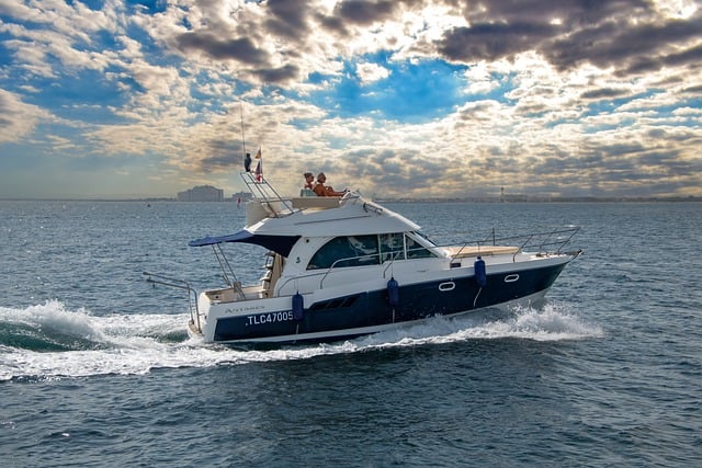 Bezpłatne pobieranie luksusowych łodzi luksusowych łodzi ludzi na wakacjach za darmo zdjęcie do edycji za pomocą bezpłatnego edytora obrazów online GIMP