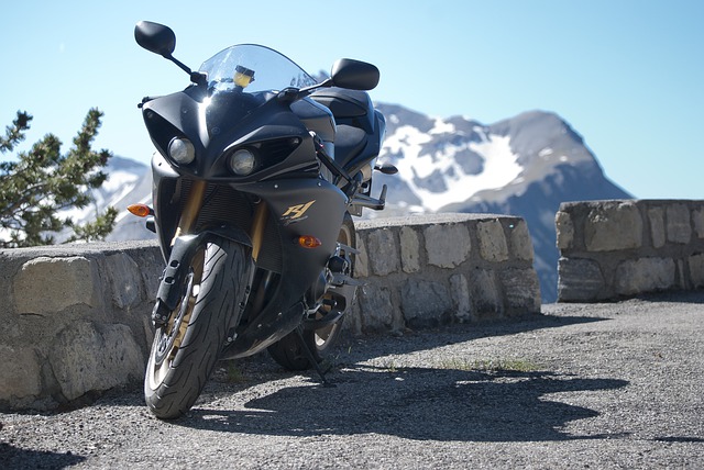 Free download yamaha r1 race bike 4 cylinder free picture to be edited with GIMP free online image editor