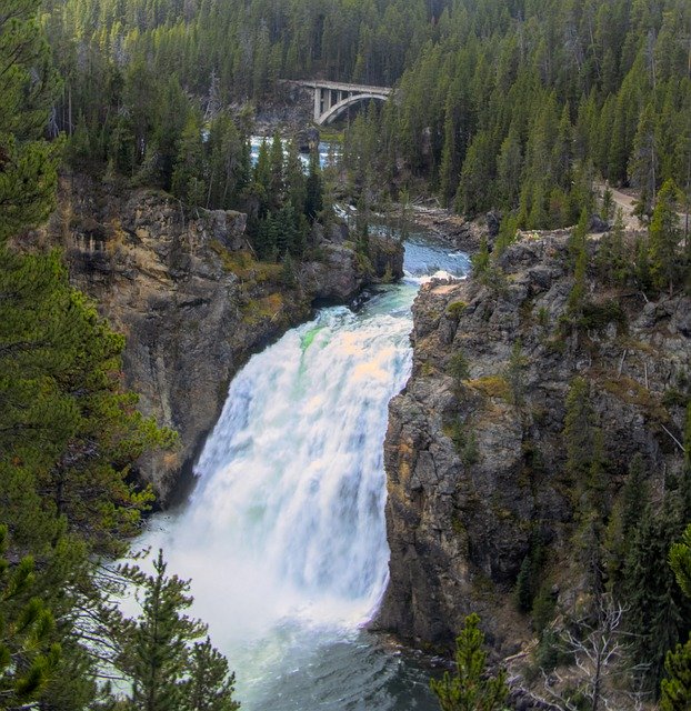 Download gratuito Yellowstone Waterfall Water - foto o immagine gratuita gratuita da modificare con l'editor di immagini online GIMP