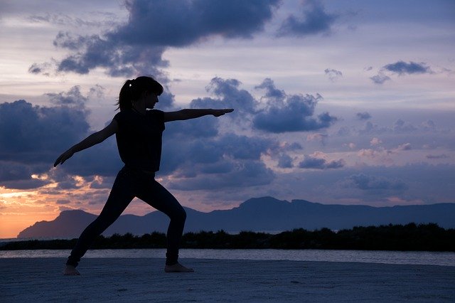 Бесплатно загрузите Yoga Beach Girl - бесплатную фотографию или картинку для редактирования с помощью онлайн-редактора изображений GIMP