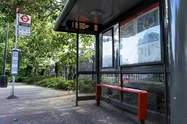 Muat turun percuma Bus Stop London Station - foto atau gambar percuma untuk diedit dengan editor imej dalam talian GIMP