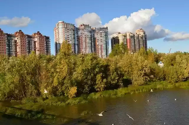 Descarga gratuita Ciudad Pequeño Río Naturaleza - foto o imagen gratis para editar con el editor de imágenes en línea GIMP