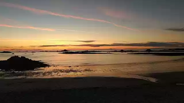 Unduh gratis Cobo Bay Sunset Guernsey - foto atau gambar gratis untuk diedit dengan editor gambar online GIMP
