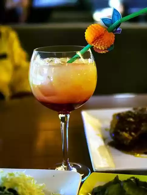 GIMPの無料オンライン画像エディタで編集できるカクテルウイスキーアルコール飲料の無料画像を無料でダウンロード
