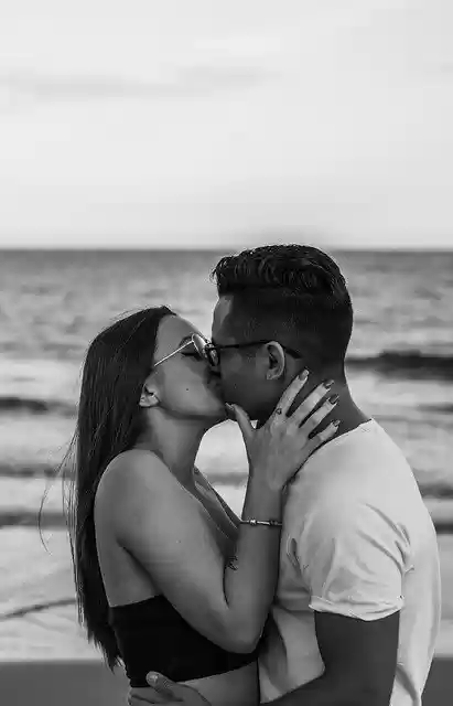 免费下载情侣亲吻海滩海岸恋人免费图片以使用 GIMP 免费在线图像编辑器进行编辑