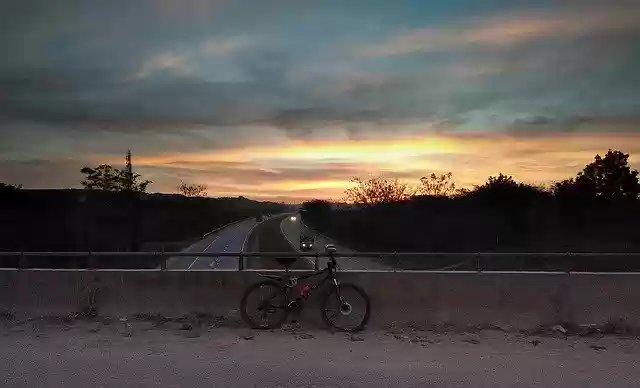 Безкоштовно завантажте Cycle Bike Sunrise – безкоштовну фотографію чи зображення для редагування за допомогою онлайн-редактора зображень GIMP