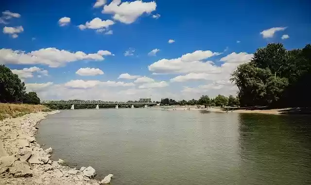 Muat turun percuma Danube River Riverside - foto atau gambar percuma untuk diedit dengan editor imej dalam talian GIMP