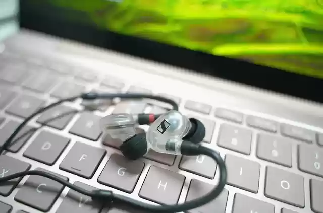 Free download earphones sennheiser earbuds laptop free picture to be edited with GIMP free online image editor