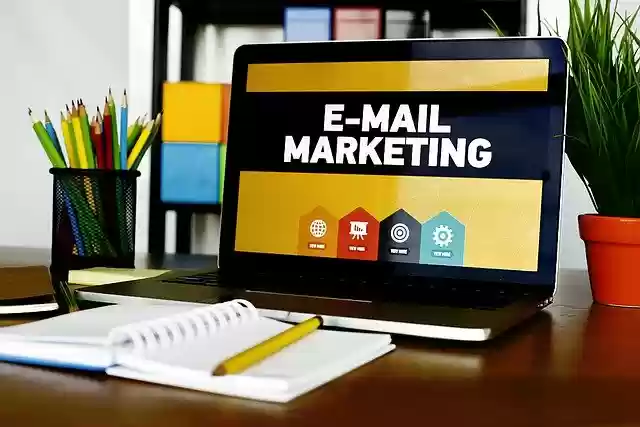 Gratis download e-mailmarketing laptopbureau gratis foto om te bewerken met GIMP gratis online beeldbewerker