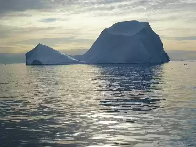 グリーンランドの夕方の氷山を無料ダウンロード - GIMP オンライン画像エディターで編集できる無料の写真または画像