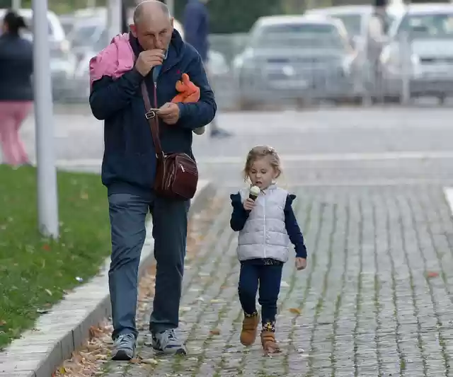 Ücretsiz indirilen aile dondurması kızı yürüyen ücretsiz resim GIMP ücretsiz çevrimiçi resim düzenleyici ile düzenlenecek