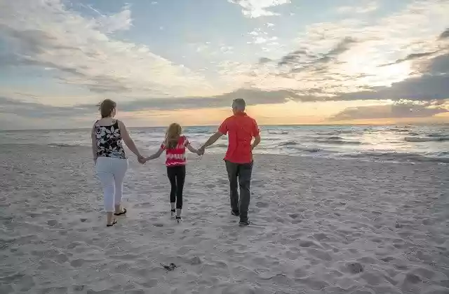Descărcare gratuită portret de familie mergând înnorat imagine gratuită pentru a fi editată cu editorul de imagini online gratuit GIMP