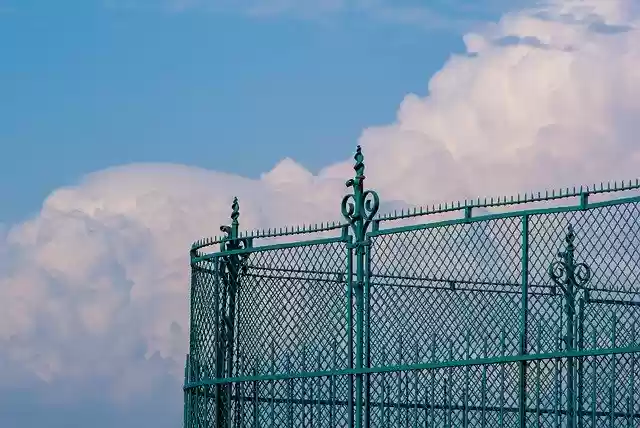 免费下载 Fence Clouds Sky 免费照片模板，可使用 GIMP 在线图像编辑器进行编辑