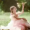 Girl and pink dress  screen for extension Chrome web store in OffiDocs Chromium