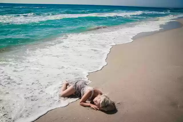 免费下载海边落潮的女孩海滩免费图片以使用 GIMP 免费在线图像编辑器进行编辑