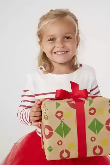 Бесплатно скачать девочка малыш улыбка подарок подарок бесплатная картинка для редактирования в GIMP бесплатный онлайн-редактор изображений