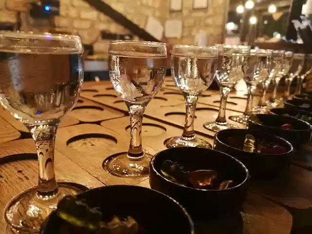 Bezpłatne pobieranie Glass Water A Toast - bezpłatne zdjęcie lub obraz do edycji za pomocą internetowego edytora obrazów GIMP