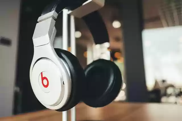 Free download headphones music sounds listening free picture to be edited with GIMP free online image editor