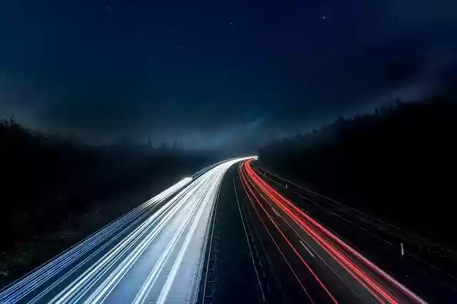 Téléchargement gratuit de l'image gratuite de la route de nuit des lumières de l'autoroute à éditer avec l'éditeur d'images en ligne gratuit GIMP