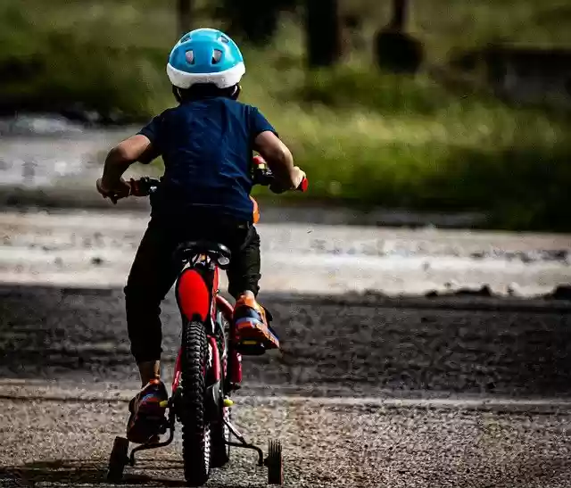 Kostenloser Download Kind Kind fährt Fahrrad Fahrrad fahren kostenloses Bild, das mit dem kostenlosen Online-Bildeditor GIMP bearbeitet werden kann