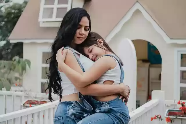 Free download lifestyle abrazo familia mother free picture to be edited with GIMP free online image editor