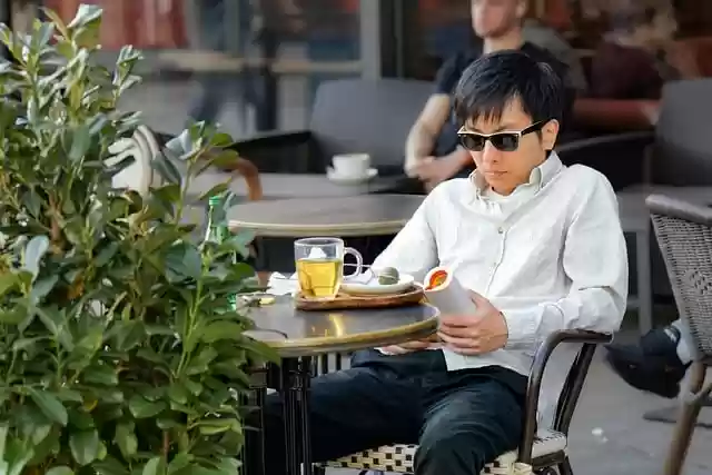 Descarga gratis la imagen de un hombre joven con gafas de sol informales para editar con GIMP, editor de imágenes online gratuito.