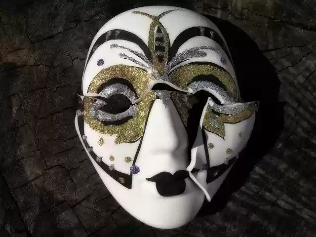 ດາວໂຫລດຟຣີ Mask Broken Close Up - ຮູບພາບຫຼືຮູບພາບທີ່ບໍ່ເສຍຄ່າເພື່ອແກ້ໄຂດ້ວຍຕົວແກ້ໄຂຮູບພາບອອນໄລນ໌ GIMP