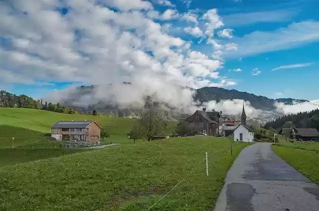 Bezpłatne pobieranie darmowego szablonu zdjęć Meadow Clouds Landscape do edycji za pomocą internetowego edytora obrazów GIMP